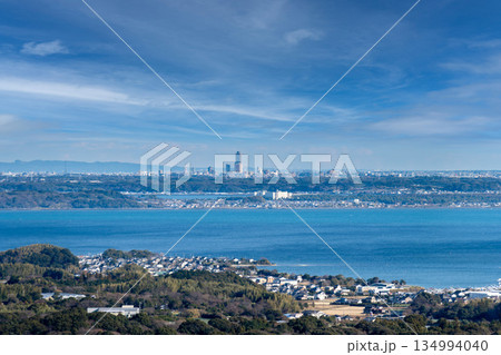 静岡県湖西市を手前に浜名湖と浜松市を望む俯瞰風景 134994040