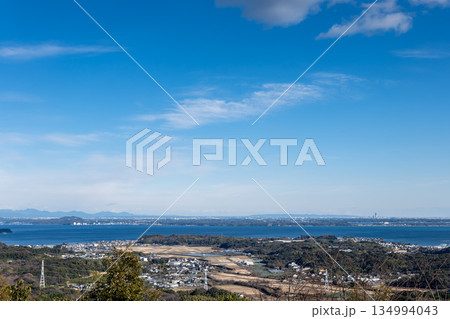 静岡県湖西市を手前に浜名湖と浜松市を望む俯瞰風景 134994043