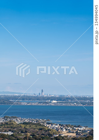 静岡県湖西市を手前に浜名湖と浜松市を望む俯瞰風景 静岡県湖西市を手前に浜名湖と浜松市を望む俯瞰風景 134994045
