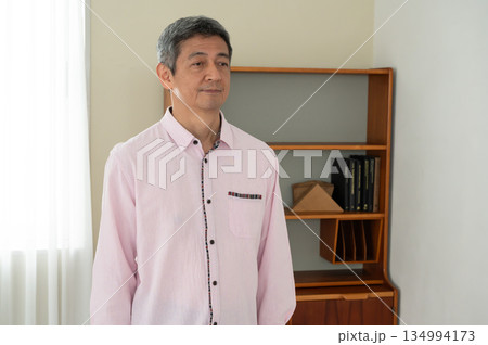 部屋でリラックスするシニア男性 部屋でリラックスするシニア男性 134994173