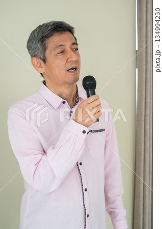 マイクを持って話す男性 マイクを持って話す男性 134994230