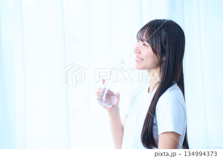 水を見つめて潤いを感じるシーン　若い女性 134994373