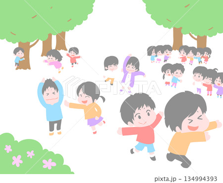 広場で遊ぶ子どもたち 広場で遊ぶ子どもたち 134994393