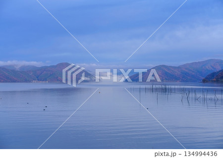 朝日を浴びて輝く琵琶湖と雲海のコラボ情景 朝日を浴びて輝く琵琶湖と雲海のコラボ情景 134994436