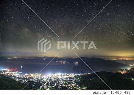 春の星景色　瀬戸内の夜景と天の川 134994453