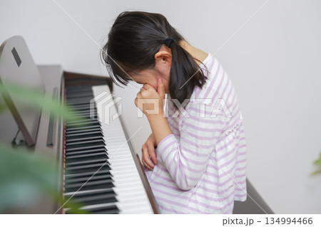 ピアノ練習で泣く子供 134994466
