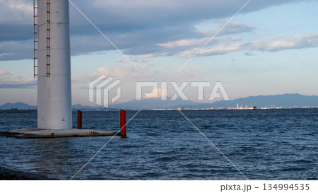 橋の支柱と海 134994535