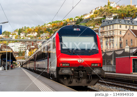 モントルー駅のホームとSBB列車の停車。モントルー、ヴォー州、スイス モントルー駅のホームとSBB列車の停車。モントルー、ヴォー州、スイス 134994910