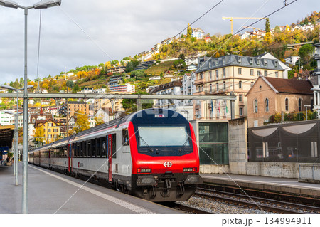 モントルー駅のホームに停車するスイス国鉄SBBの列車。モントルー、ヴォー州、スイス 134994911