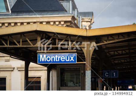 ヴォー州モントルー駅のプラットホームの駅名標と屋根構造。モントルー、ヴォー州、スイス ヴォー州モントルー駅のプラットホームの駅名標と屋根構造。モントルー、ヴォー州、スイス 134994912