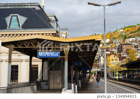 モントルー駅のホーム施設と線路の眺め。モントルー、ヴォー州、スイス モントルー駅のホーム施設と線路の眺め。モントルー、ヴォー州、スイス 134994913