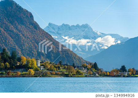 ヴォー州モントルーのレマン湖とダン・デュ・ミディ山の秋の風景。モントルー、ヴォー州、スイス 134994916