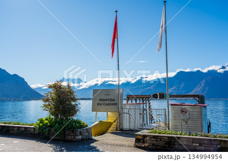 レマン湖畔にあるカジノ桟橋の看板。モントルー, ヴォー州, スイス レマン湖畔にあるカジノ桟橋の看板。モントルー, ヴォー州, スイス 134994954