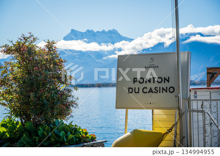 レマン湖畔にあるカジノ桟橋の看板。モントルー, ヴォー州, スイス 134994955