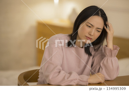 頭を抱える若い女性 134995309