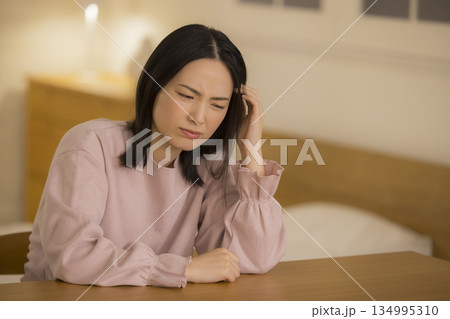 頭を抱える若い女性 頭を抱える若い女性 134995310