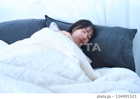 目を閉じて眠っているシーン　若い女性 134995323