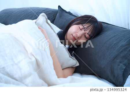 目を閉じて眠っているシーン 若い女性 目を閉じて眠っているシーン 若い女性 134995324
