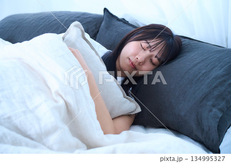 目を閉じて眠っているシーン　若い女性 134995327