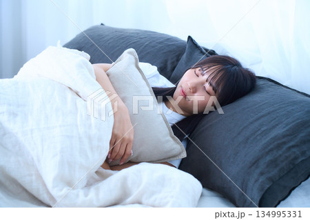 目を閉じて眠っているシーン　若い女性 134995331