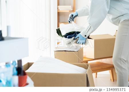 不要品処分業者の作業シーン 不要品処分業者の作業シーン 134995371
