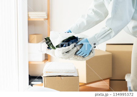 不要品処分業者の作業シーン 134995372