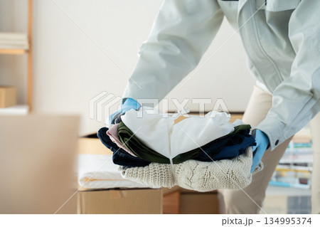 不要品処分業者の作業シーン 134995374