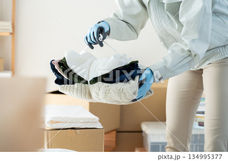 不要品処分業者の作業シーン 134995377