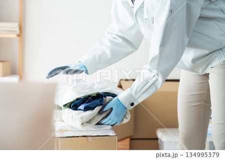 不要品処分業者の作業シーン 不要品処分業者の作業シーン 134995379