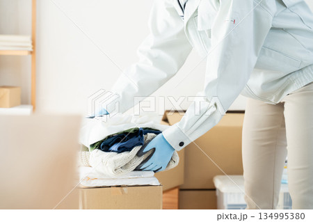 不要品処分業者の作業シーン 134995380