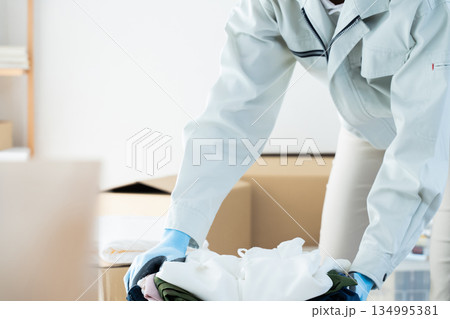 不要品処分業者の作業シーン 不要品処分業者の作業シーン 134995381