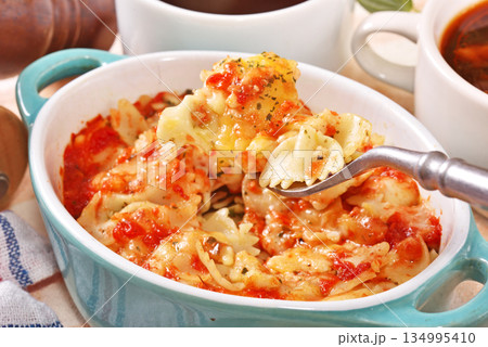 margherita farfalle  gratin 134995410