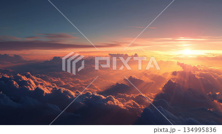 輝く太陽と雲海、ドラマチックな光が差し込む上空からの夕景 輝く太陽と雲海、ドラマチックな光が差し込む上空からの夕景 134995836
