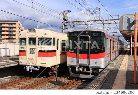 山陽電気鉄道　西飾磨駅で交換する3000系と6000系 134996200