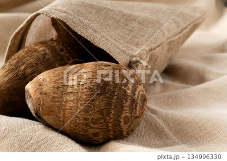布の上に置かれた里芋（土垂）のクローズアップ 134996330