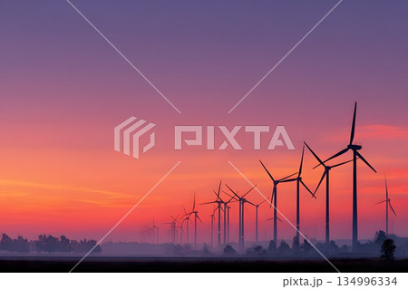 夕焼け空に並ぶ風力発電のシルエット 夕焼け空に並ぶ風力発電のシルエット 134996334