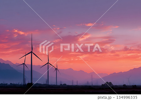 夕焼け空に並ぶ風力発電のシルエット 夕焼け空に並ぶ風力発電のシルエット 134996335