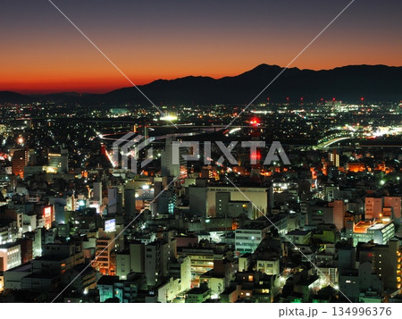 金華山ドライブウェイからの冬の夜景 134996376