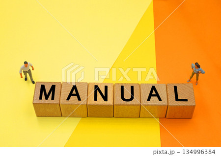 マニュアルと書かれたブロック 134996384