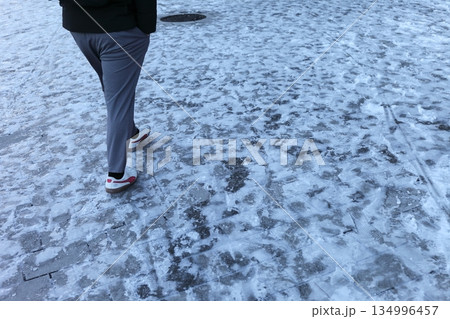 凍結した路面 134996457
