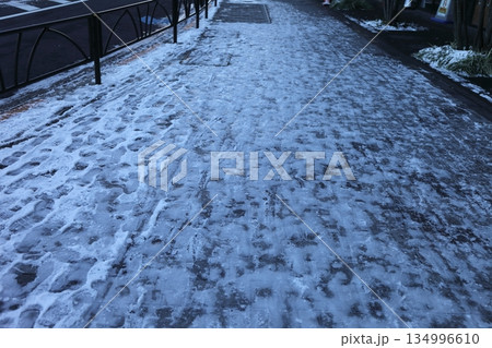 凍結した路面 134996610