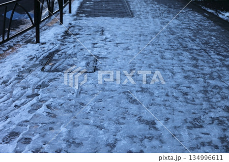 凍結した路面 凍結した路面 134996611