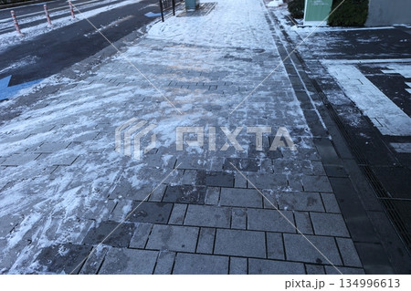 凍結した路面 134996613