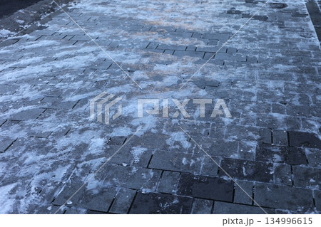凍結した路面 凍結した路面 134996615