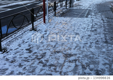 凍結した路面 凍結した路面 134996616