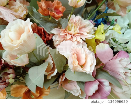 カラフルな造花の花束 カラフルな造花の花束 134996629