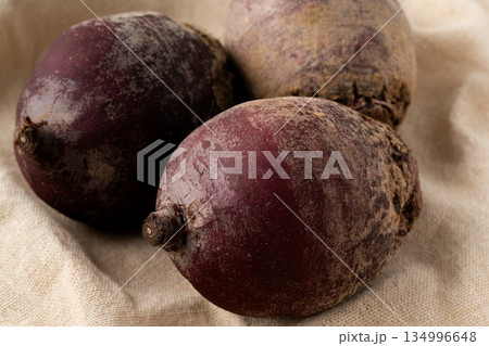 布の上に置かれたビーツ（テーブルビート）のクローズアップ 134996648