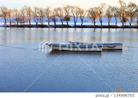 川に浮かぶ2艇のボート 134996705