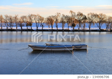 川に浮かぶ2艇のボート 134996706