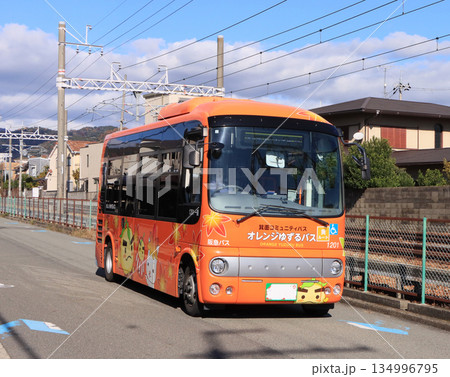 牧落駅付近を走る箕面市のコミュニティバス 牧落駅付近を走る箕面市のコミュニティバス 134996795